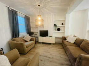 Spacious & Central Luxury 3 Bedroom Townhouse